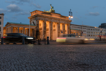 Naklejka premium Brandenburger Tor Nachts in Berlin , blaue Stunde