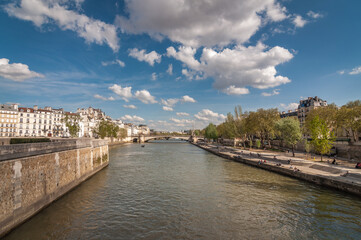 Fototapeta na wymiar Quais de Seine à Paris
