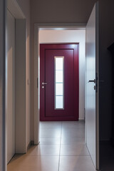 Durchblick durch Tür auf  rote Haustür mit Fenster