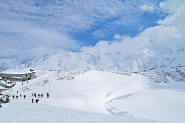Fototapeta na wymiar 立山黒部アルペンルート　室堂平みくりが池の雪景色