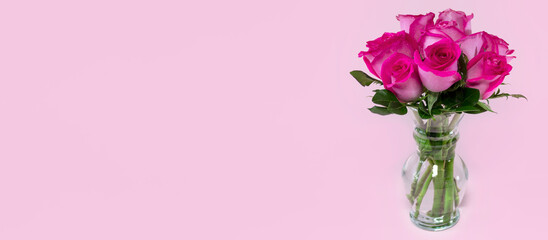 Banner rosa con arreglo de flores.