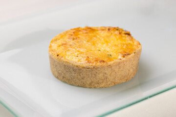 Quiches assados e recheados. Tortas frescas.