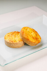 Quiches assados e recheados. Tortas frescas.