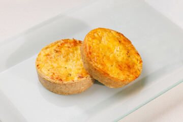 Quiches assados e recheados. Tortas frescas.