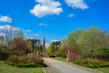 Sowjetischer Ehrenfriedhof mit Obelisk auf dem Parkfriedhof Marzahn (Blick von Osten)