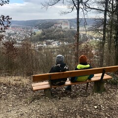 Zwei Kinder sitzen auf einer Bank