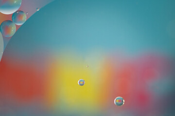 Kolorowe krople różnej wielkości. Abstrakcyjne połączenie wody i kolorów - obrazy, fototapety, plakaty