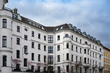 Fototapeta na wymiar Denkmalgeschütztes Wohn- und Geschäftshaus mit abgerundeten Erkern in der historischen Spandauer Vorstadt in Berlin-Mitte