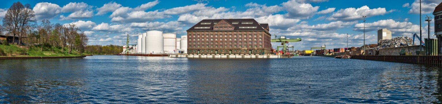 Panoramaansicht des Westhafens mit dem historischen Zollspeicher in Berlin-Moabit (Panorama aus 10 Bildern) - Inschrift im Giebelfeld: "West Hafen"
