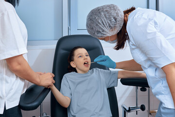 Obraz premium nurse checks little girl's throat