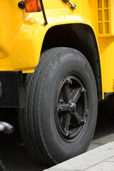 Bus scolaire jaune am&eacute;ricain