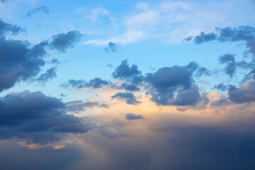 Obraz premium Background of dark clouds before a thunder storm