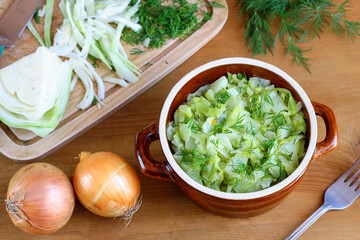 Duszona młoda kapusta posypana posiekanym koprem. Wiosenne potrawy z warzyw. Kuchnia wegetariańska