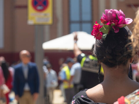 Mujer con flores en el pelo camino de la feria / Woman with flowers in her hair on her way to the fair