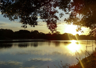 Lindo por do sol, visto do rio Paraopeba, no município de Paraopeba, interior de Minas Gerais.
