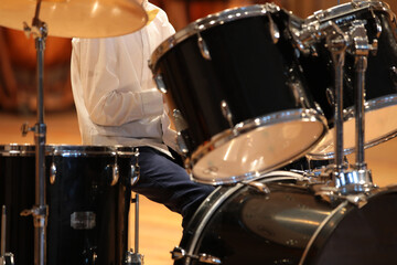 Plakat A musician in a white shirt playing the drums