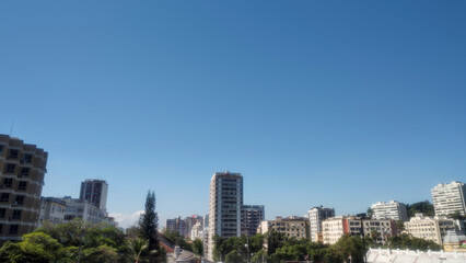 Fototapeta premium park sky building blue house tree leaf stone cement construction landscape horizonlandscape life monatnha city neighborhood brazil hopefence cement ladder path gr