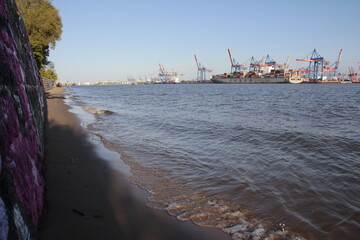 unterwegs am Elbestrand  Hansestadt Hamburg