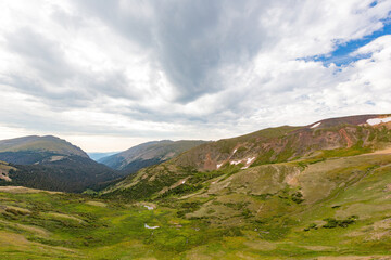 Fototapeta na wymiar Superb landscape of Alpine Ridge Trail at Rocky Mountain National Park