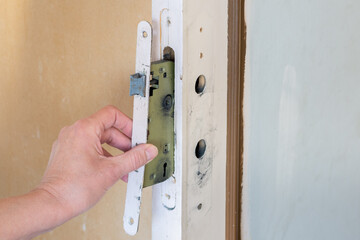 Remplacement d'une serrure de porte d'intérieur