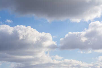 Fototapeta na wymiar Ciel bleu nuageux en après-midi au printemps