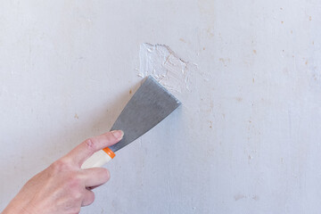 Couteau à enduire. Reboucher des petits trous sur murs intérieurs