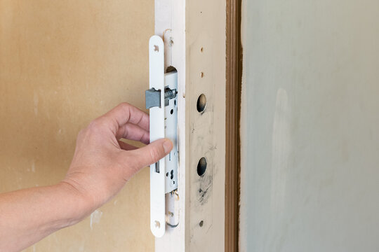 Remplacement d'une serrure de porte d'int&eacute;rieur