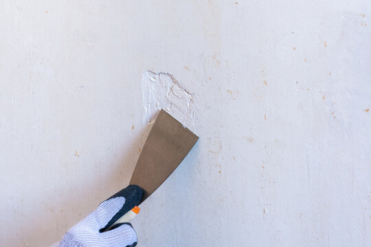 Couteau &agrave; enduire. Reboucher des petits trous sur murs int&eacute;rieurs