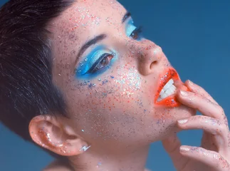 Porträt eines jungen Models mit starkem Make-up und Glitzer im Gesicht © Solid photos
