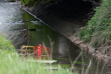 Einkaufskorb im Wassergraben entsorgt