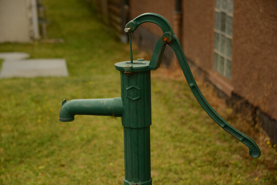 grüne Wasserpumpe im Garten