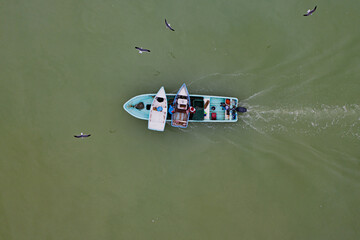 Fototapeta na wymiar Bote de pesca, bote pesquero, pescadores trabajando