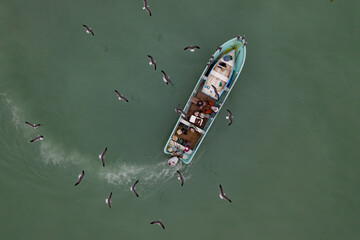 Bote de pesca, bote pesquero, pescadores trabajando