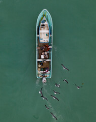 Fototapeta na wymiar Bote de pesca, bote pesquero, pescadores trabajando