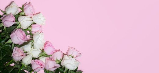 Fototapeta na wymiar Banner con rosas sobre fondo rosa para día de las madres