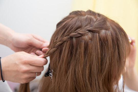 ヘアセットをする女性の頭　Hair set