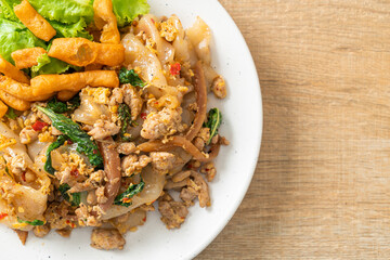 Stir-fried noodle with minced chicken and basil