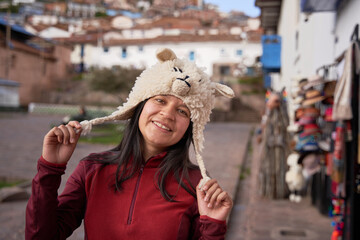 Turista usando un sombrero de llama típico de Cuzco