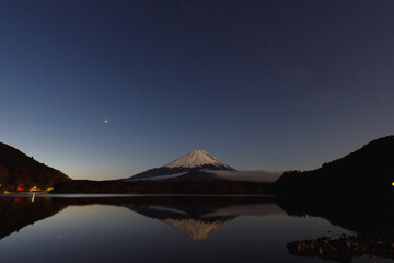 朝明けの精進湖