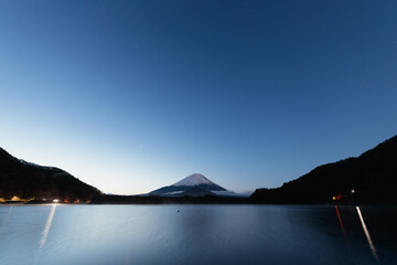 朝明けの精進湖