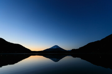 朝明けの精進湖