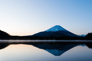 朝明けの精進湖