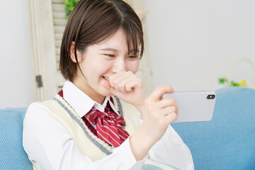 女性　高校生　スマホ　リビング