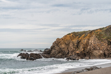 Fototapeta na wymiar Rocky northern California coastline cliff and beach near Bodega Bay.