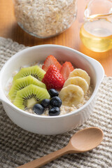 朝食に調理したオートミールを食べる