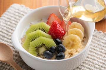 朝食に調理したオートミールを食べる