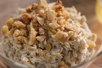 ナッツとバナナの朝食オートミール