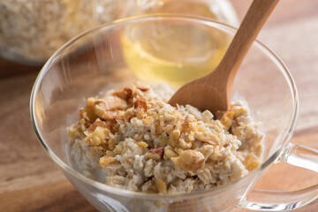 ナッツとバナナの朝食オートミール