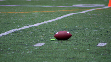 Balón de futbol americano en el campo
