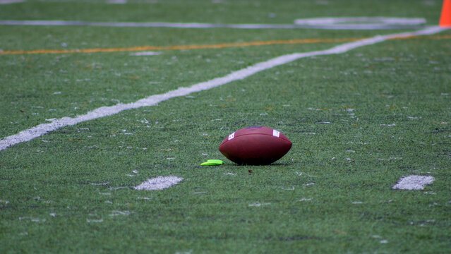 Balón De Futbol Americano En El Campo